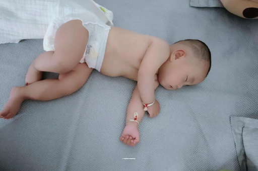 桂林三个月宝宝抬头不稳